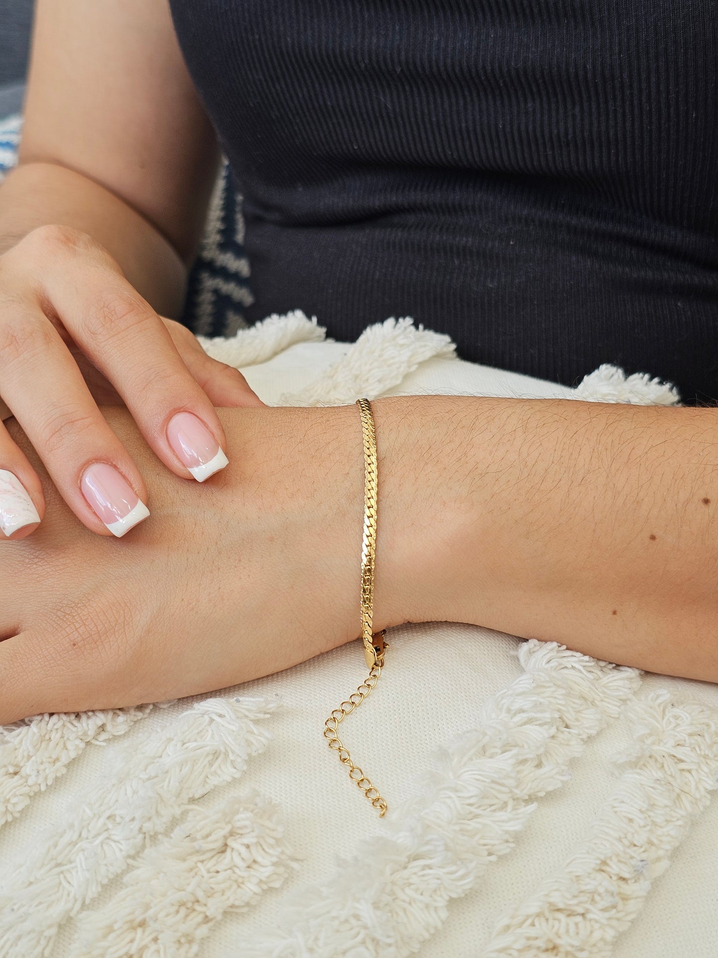 Pulsera Grabada 3 mm x 17 cm – Elegancia con Detalle Unisex