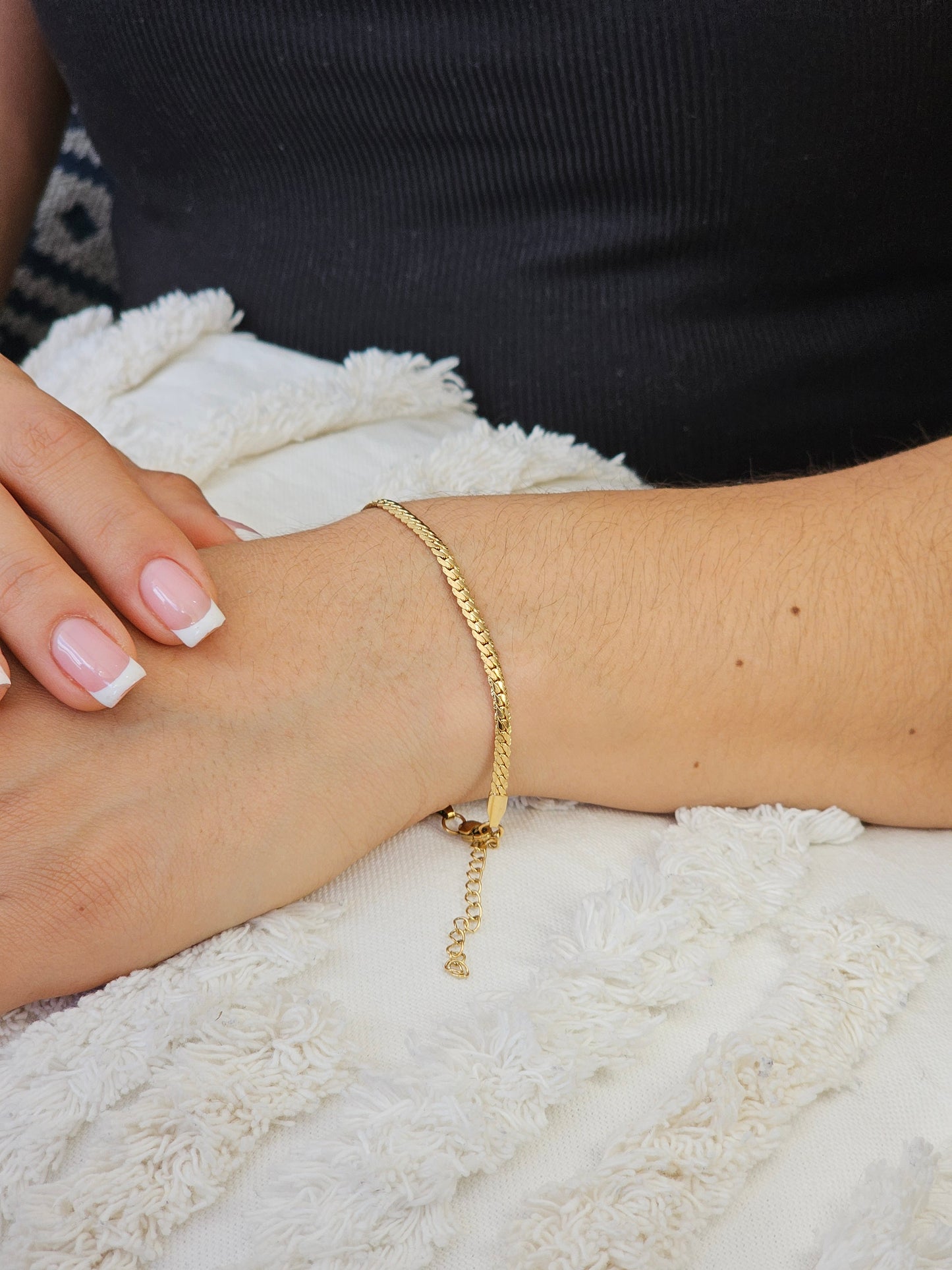 Pulsera Grabada 3 mm x 17 cm – Elegancia con Detalle Unisex