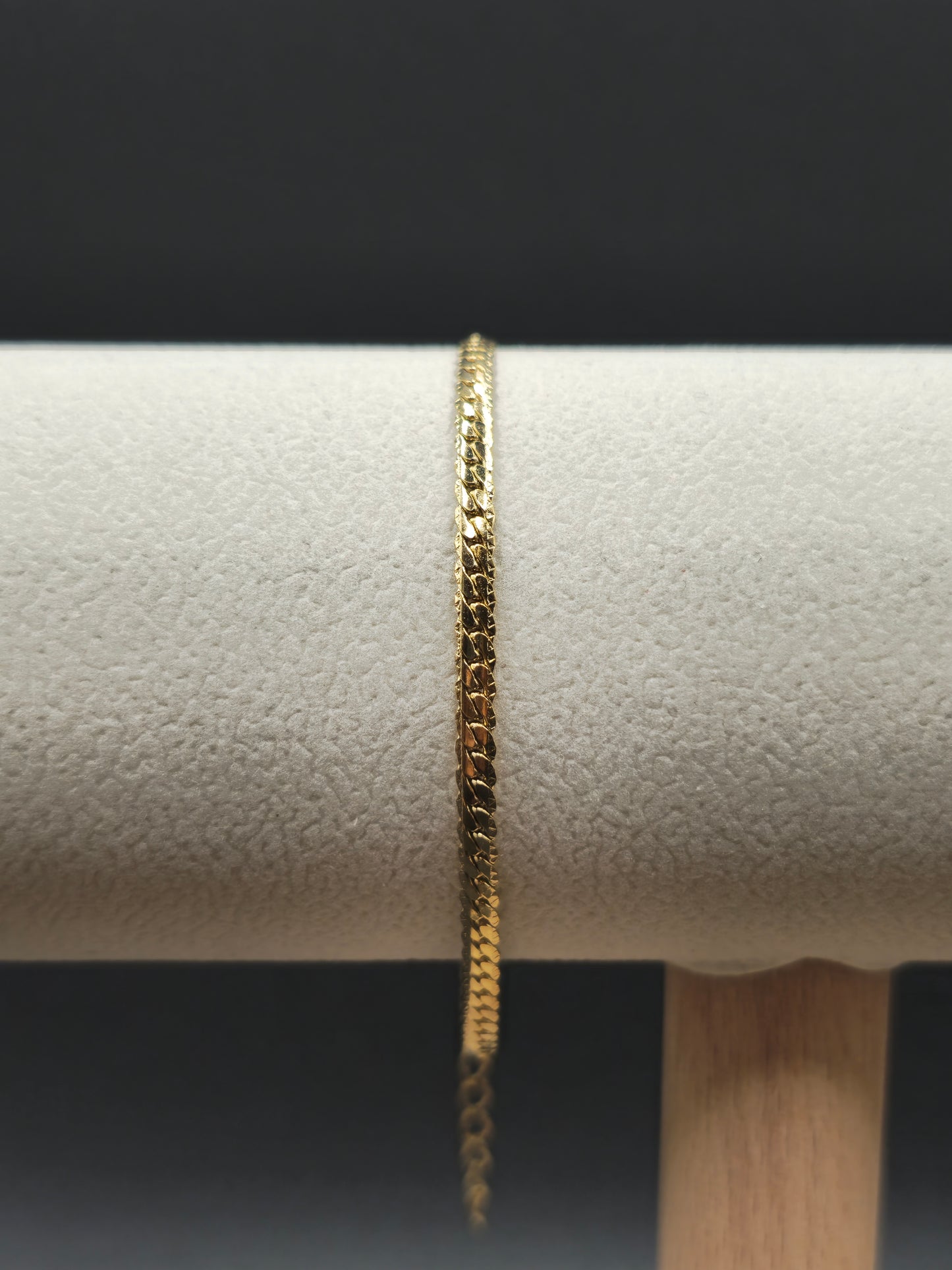 Pulsera Grabada 17 cm x 3 mm – Elegancia con Detalle Unisex
